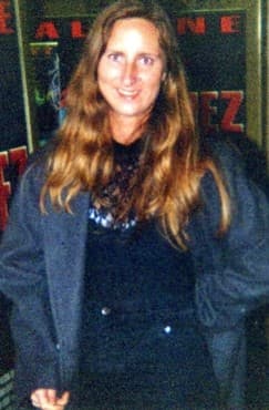 Virna a la salida de un cine